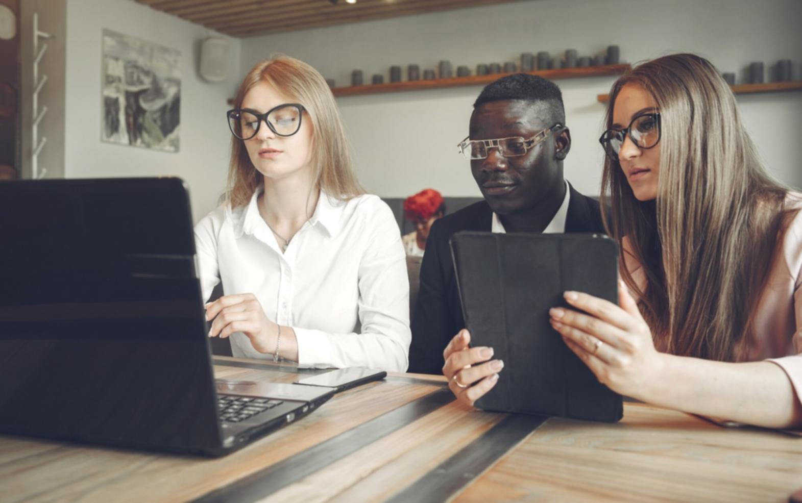 Finanzanalyse Arbeitsplatz mit Diagrammen und Berechnungen
