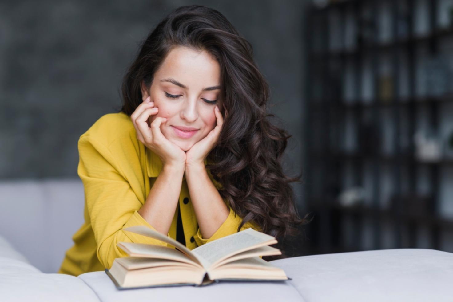 Moderne digitale Bibliothek mit Finanzliteratur